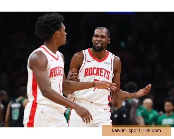 开心庆祝！火箭队更衣室泼水祝贺杜兰特 乌度卡将比赛用球交给阿杜